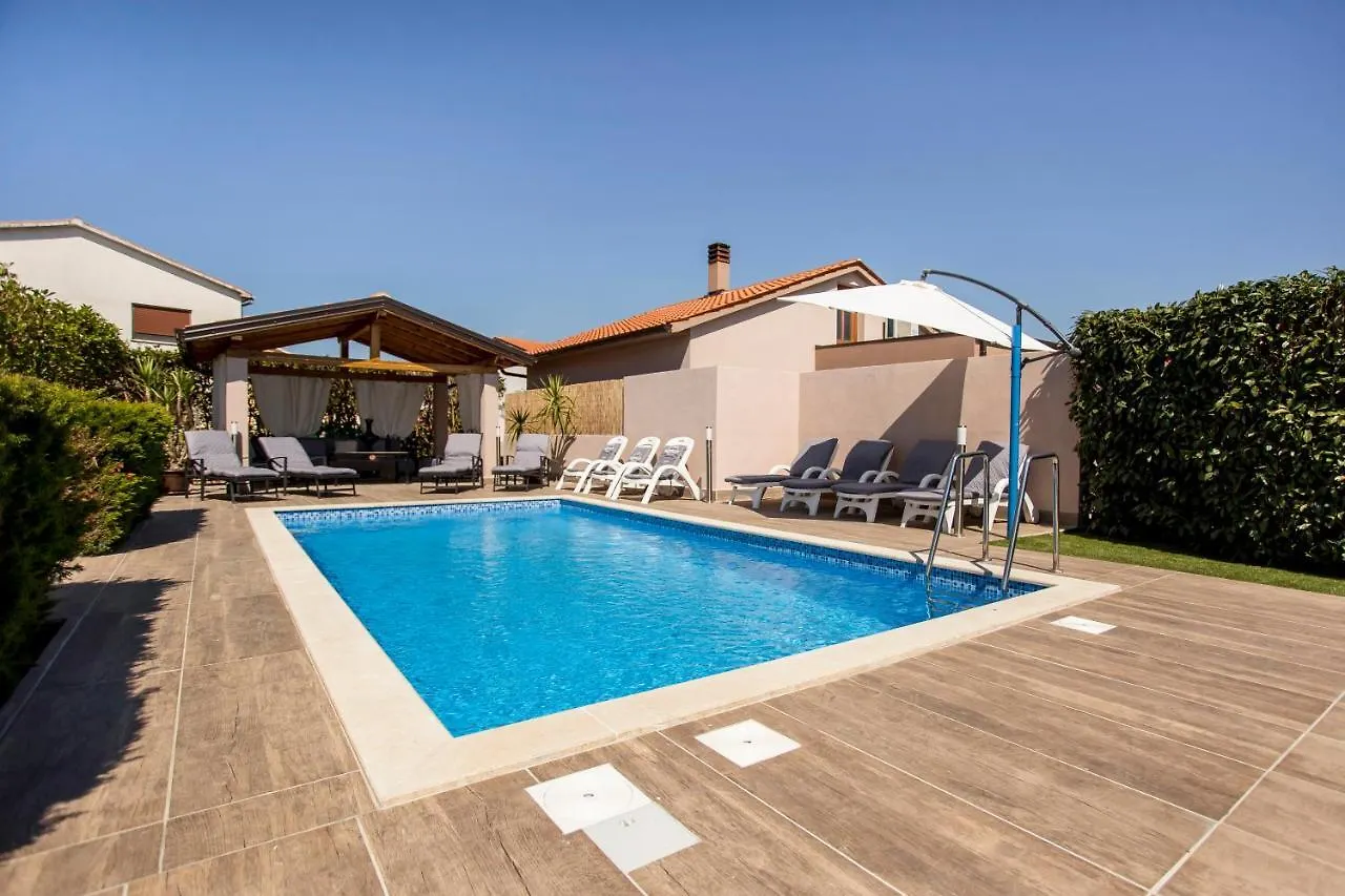 Paola Apartment Pula 0*,